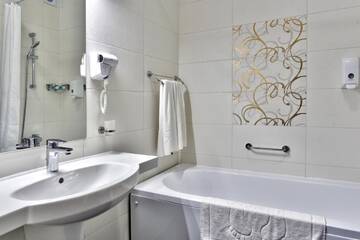 Фото номера Двухместный номер с 2 отдельными кроватями + дополнительной кроватью (2 взрослых + 1 ребенок) Курортные отели Topola Skies Resort &amp; Aquapark - All Inclusive г. Топола 3